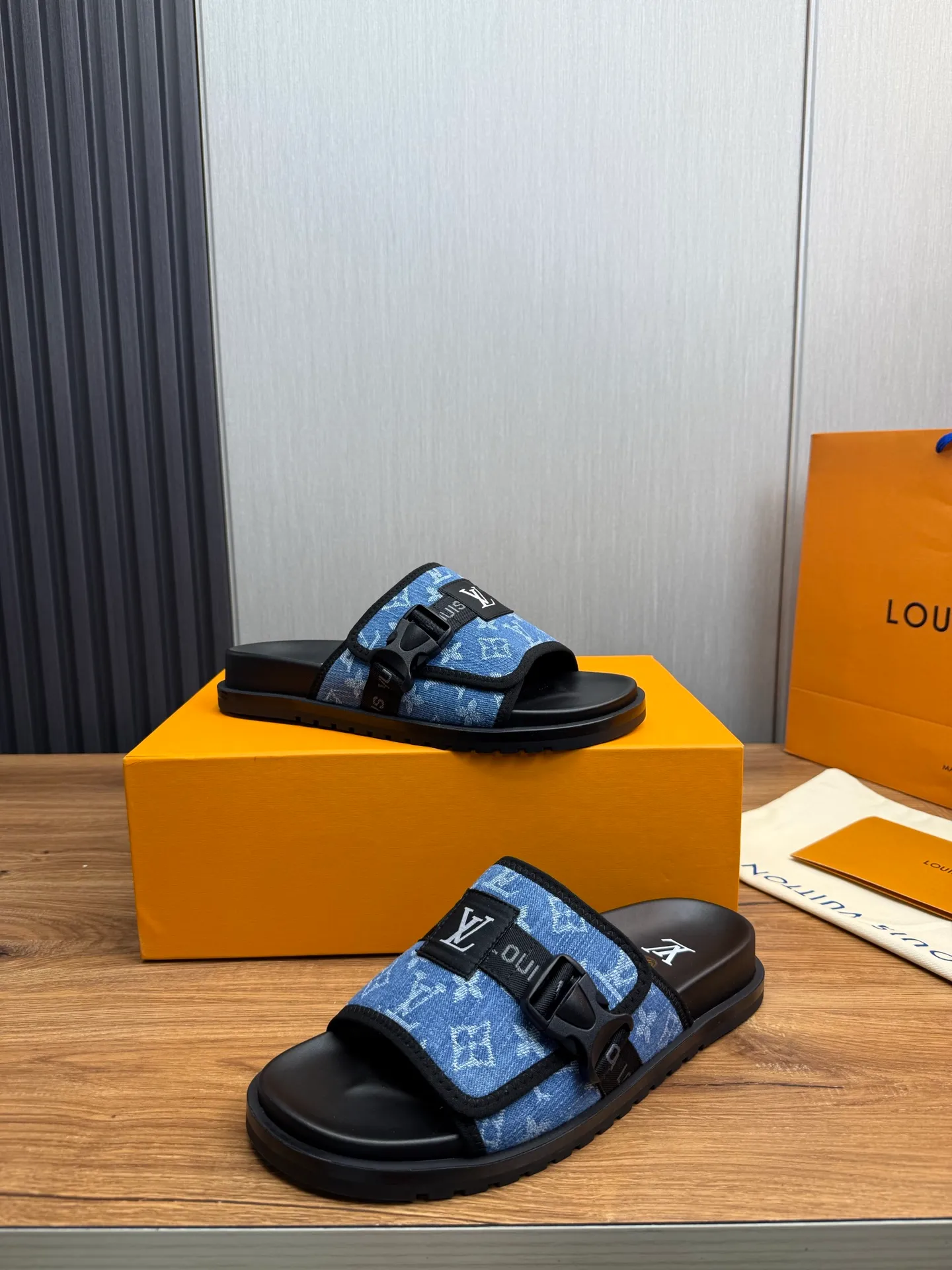 Men's shoes 💰320💰 Lv. hot selling men's slippers 🔥 🩴Official website one to one production 38-45 sizes 45 46 🉑️Customized!